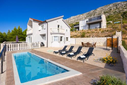 Villa Lea with a beautiful view and swimming pool - Accommodation - Stanići