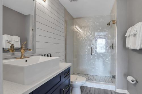Themed Luxury 6BR Getaway with Resort Amenities thumb 2