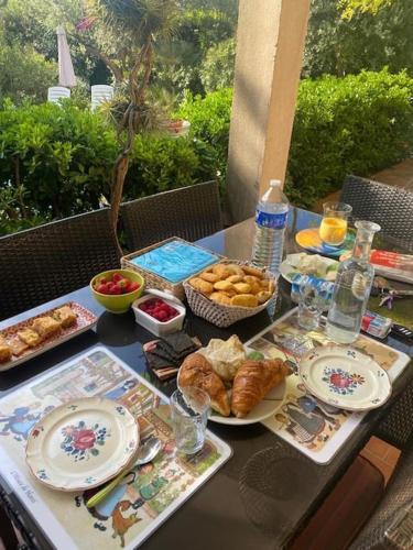 Appartement dans maison, jardin et piscine prives in Laval