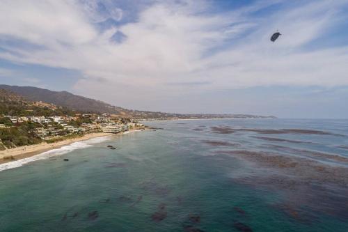 Luxury Beach Ocean View House, steps to the beach in Malibu, USA