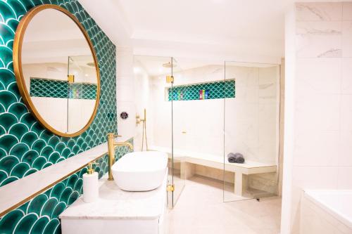Hidden Retreat with Steam room, KING bed near tube, Londres