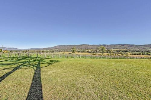 HighGrove Lodge, Luxury Hunter Valley House with Views, Solar-heated Pool, Space