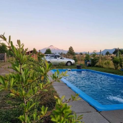 Cabaña con piscina y vista al volcán