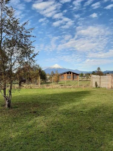 Cabaña con piscina y vista al volcán