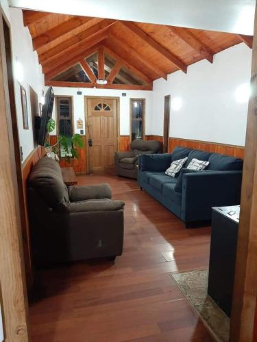 Cabaña con piscina y vista al volcán