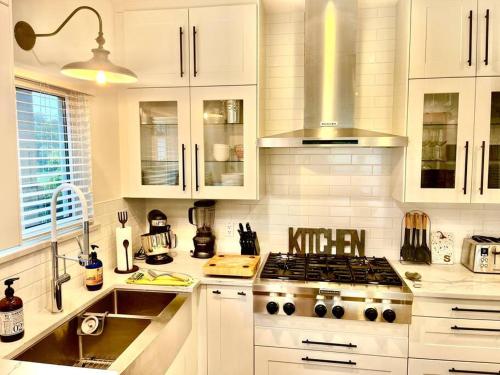 บริการและสิ่งอำนวยความสะดวก, Corkscrew Willow Estate near โรเจอร์ส อารีนา