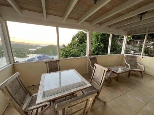 balkong/terrass, COCONUT BREEZE VILLA: MESMERIZING VIEWS, COOLING TRADEWINDS in Central