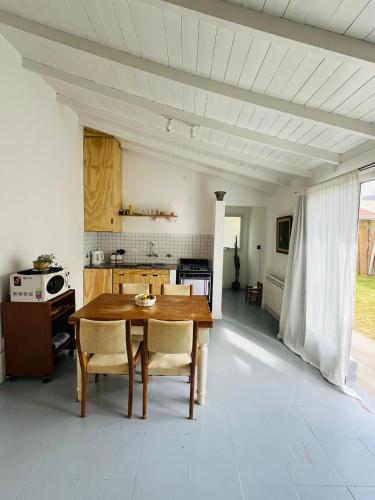 Monoambiente en barrio La Perla con jardín a pocas cuadras de la playa