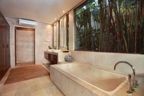 Deluxe Three-Bedroom Pool Villa with Free Return Airport Transfer image 1