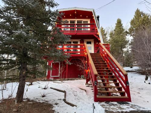 Maison Solange-Red Barn Farmhouse Style- Moonridge in Big Bear Lake, USA