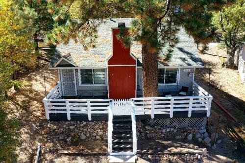 Cheerful 2-Bedroom cabin with indoor fireplace in Running Springs, USA