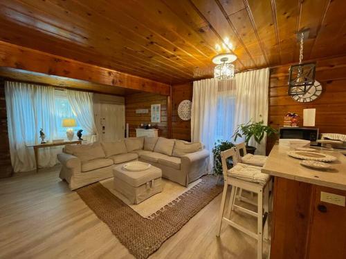 Cheerful 2-Bedroom cabin with indoor fireplace in Running Springs, USA
