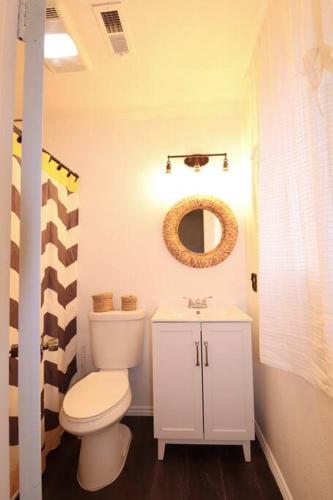 Cheerful 2-Bedroom cabin with indoor fireplace in Running Springs, USA