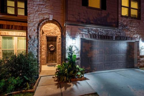 Exterior view, Spacious long stay family home in Kingwood/Humble in Atascocita