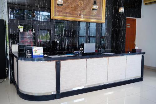 Lobby, Urbanview Hotel Syariah Ratu Elok Banjarbaru by RedDoorz in Banjarbaru
