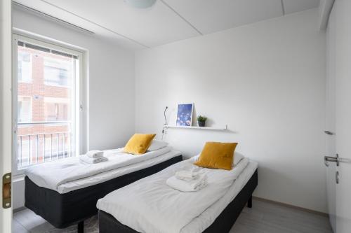 2 bedrooms, 5 beds