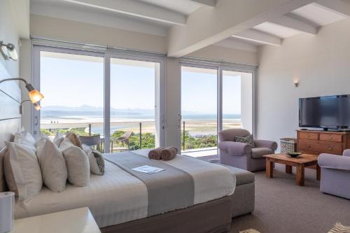 Lookout Lodge Room Type - Superior King Room with Balcony and Sea View