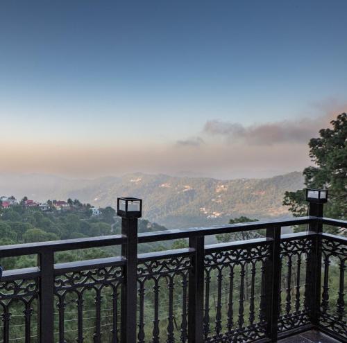 LUXE RESORTS - CENTRALLY HEATED AIR CONDITIONED HOTEL in THE HEART OF KASAULI, Kasauli (foto 9)