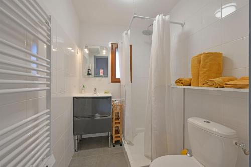 Zuhanyzó, La Fontaulière - Vue montagne et parking privé (La Fontauliere - Vue montagne et parking prive) in Thueyts