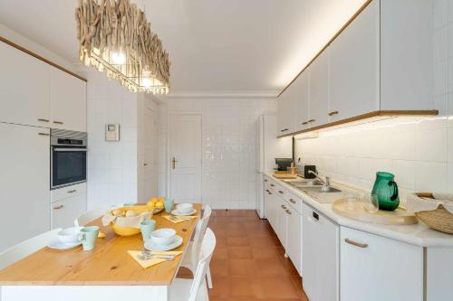 Cozinha, Unique beach Villa with ocean view pool tennis in Marinha