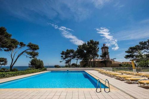 Vista, Unique beach Villa with ocean view pool tennis in Marinha