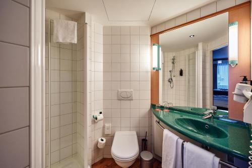 Standard Twin Room image 4