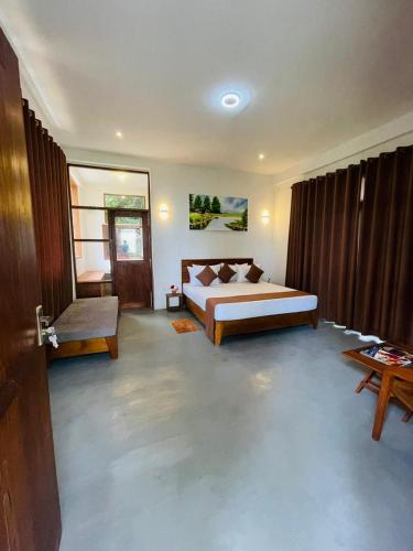 1 queen bed, 1 double bed