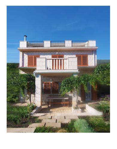 Villa near the river - mountain and vineyard views