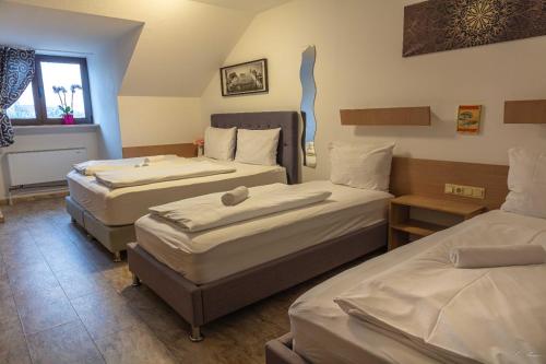 1 king bed, 2 twin beds