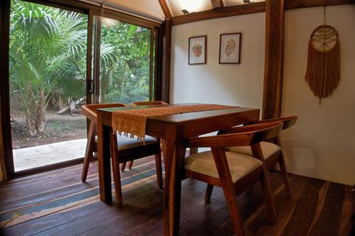 Cabaña Chechen, wooden chalet in tropical garden