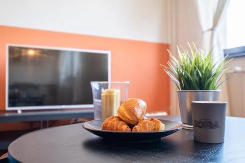 Orange friendly apartment near Vitosha blvd by Flat Manаger, Sofia (Foto 9)