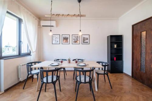 Orange friendly apartment near Vitosha blvd by Flat Manаger, Sofia (Foto 3)