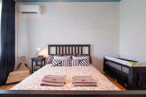 Orange friendly apartment near Vitosha blvd by Flat Manаger, Sofia (Foto 10)