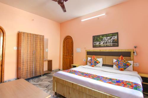 FabExpress Malti Guest House