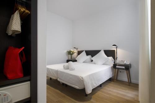 Standard Double or Twin Room image 8