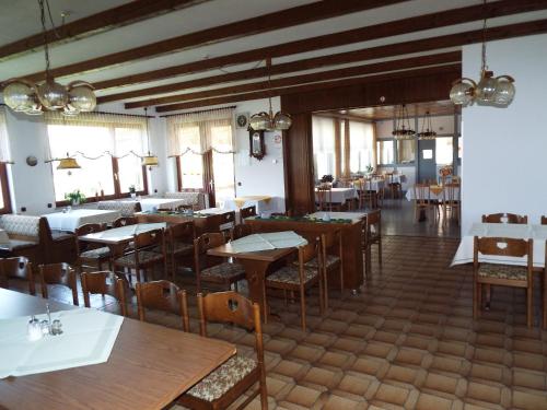 Banquet hall, Hotel garni Zum Reinhardswald in Oberweser