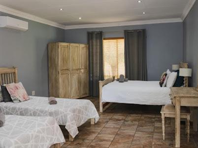 1 double bed, 2 twin beds