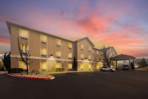 Comfort Inn & Suites Airport Convention Center