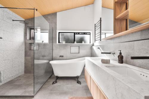 Ducha, Shed House Lux Farm Stay in Buninyong