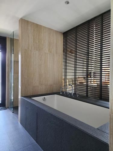 ห้องน้ำ, Luxury Beachfront AMANA Villa 4 Br at Ta-Ke Residence A in อ่าวปอ/โบ๊ท ลากูน