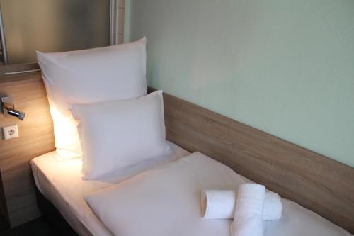 Single Room with Shared Toilet