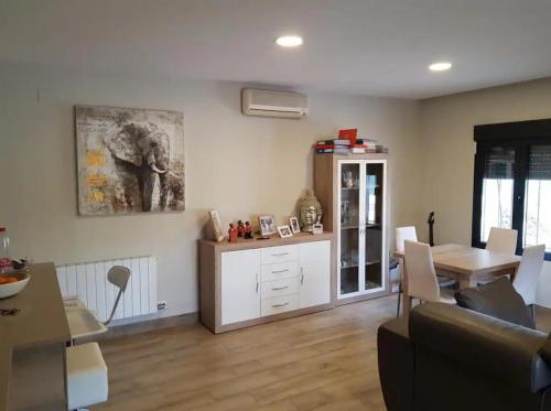 Chalet independiente en zona residencial rural con piscina privada in ฮาเอน