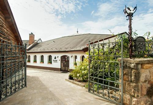 B&B Kesztölc - Kostel Panzió - Bed and Breakfast Kesztölc