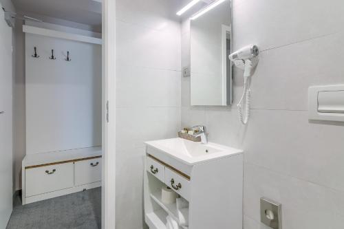 Deluxe Twin Room image 10