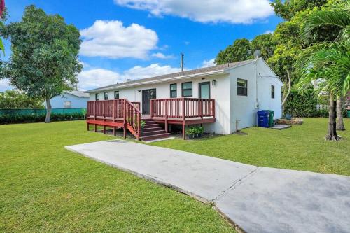 Miami Home 3 Bed 2 Bath Near Beach in Miami, USA