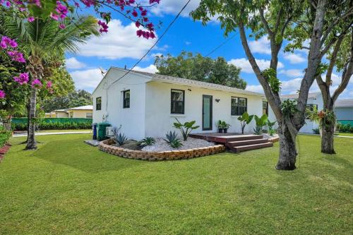 Miami Home 3 Bed 2 Bath Near Beach in Miami, USA
