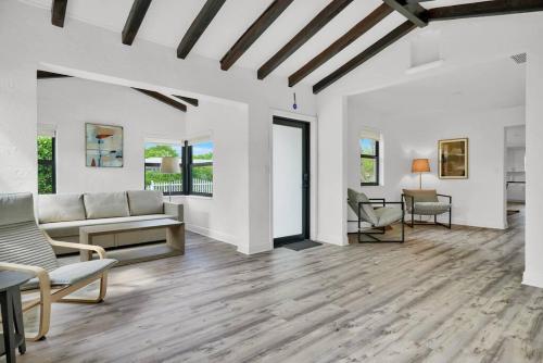 Miami Home 3 Bed 2 Bath Near Beach in Miami, USA