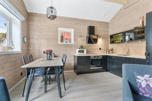 Reine Rorbu, Amaliebua Reine Rorbu, Amaliebua