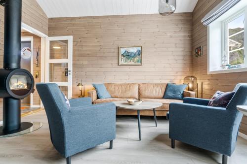 Reine Rorbu, Amaliebua Reine Rorbu, Amaliebua