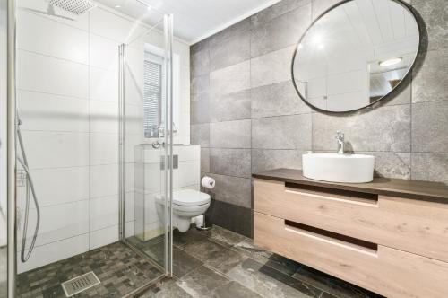 Reine Rorbu, Amaliebua Reine Rorbu, Amaliebua